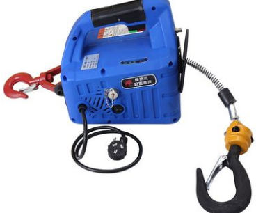 建設(shè)者利用便攜式牽引葫蘆將5g基站設(shè)備吊上塔頂