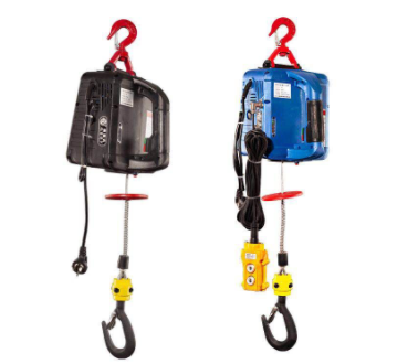 空調安裝師傅用便攜式電動葫蘆吊裝空調更安全